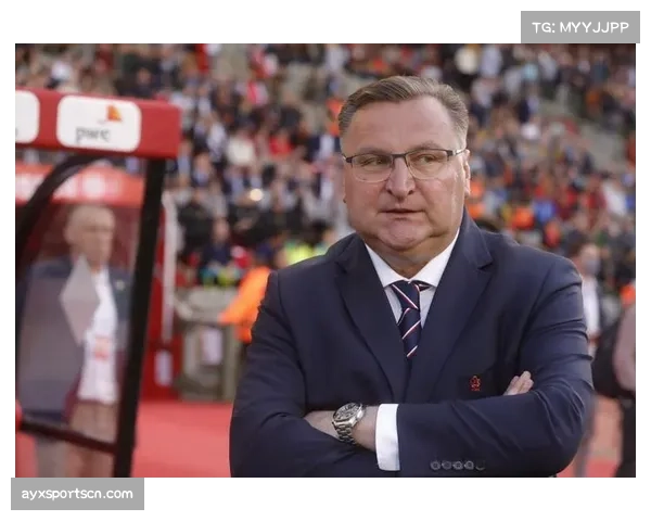 波兰米赫涅维奇保守风格受质疑 莱万支点作用与中场支援衔接效率前瞻